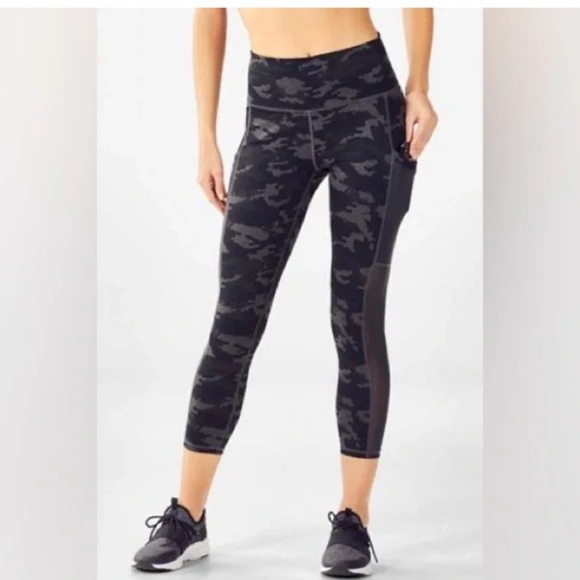 Fabletics power hold Mika high waisted pocket Capri leggings camo green 2X NWT - Picture 1 of 12